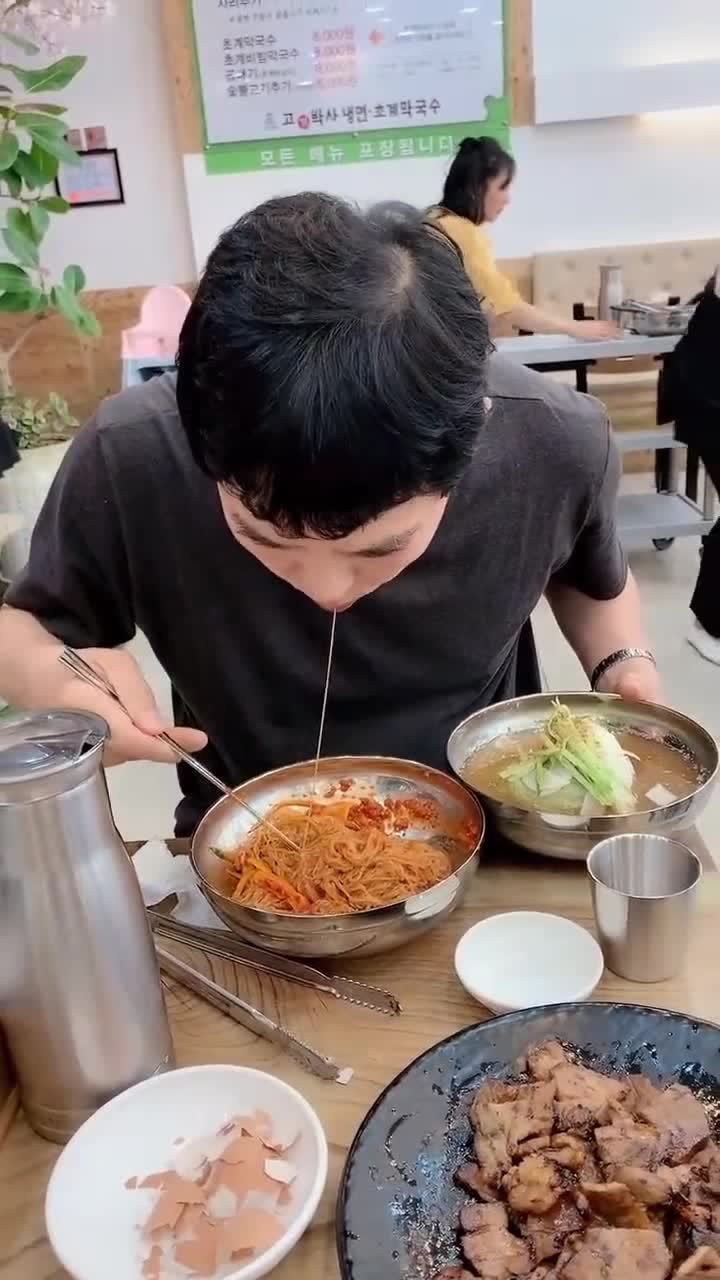 韩国人吃饭必备的大剪刀饭桌上随处可见不能直接用牙咬断吗