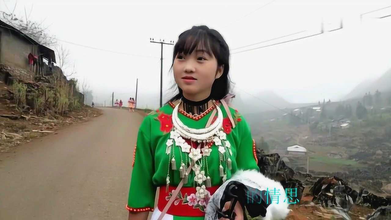 越南山区,山路上行走的苗族姑娘,个个长得漂亮