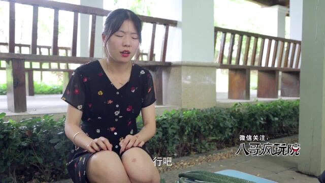 美女卖黄瓜开价66万1根,被顾客砍到5块钱2根成交了,太逗了