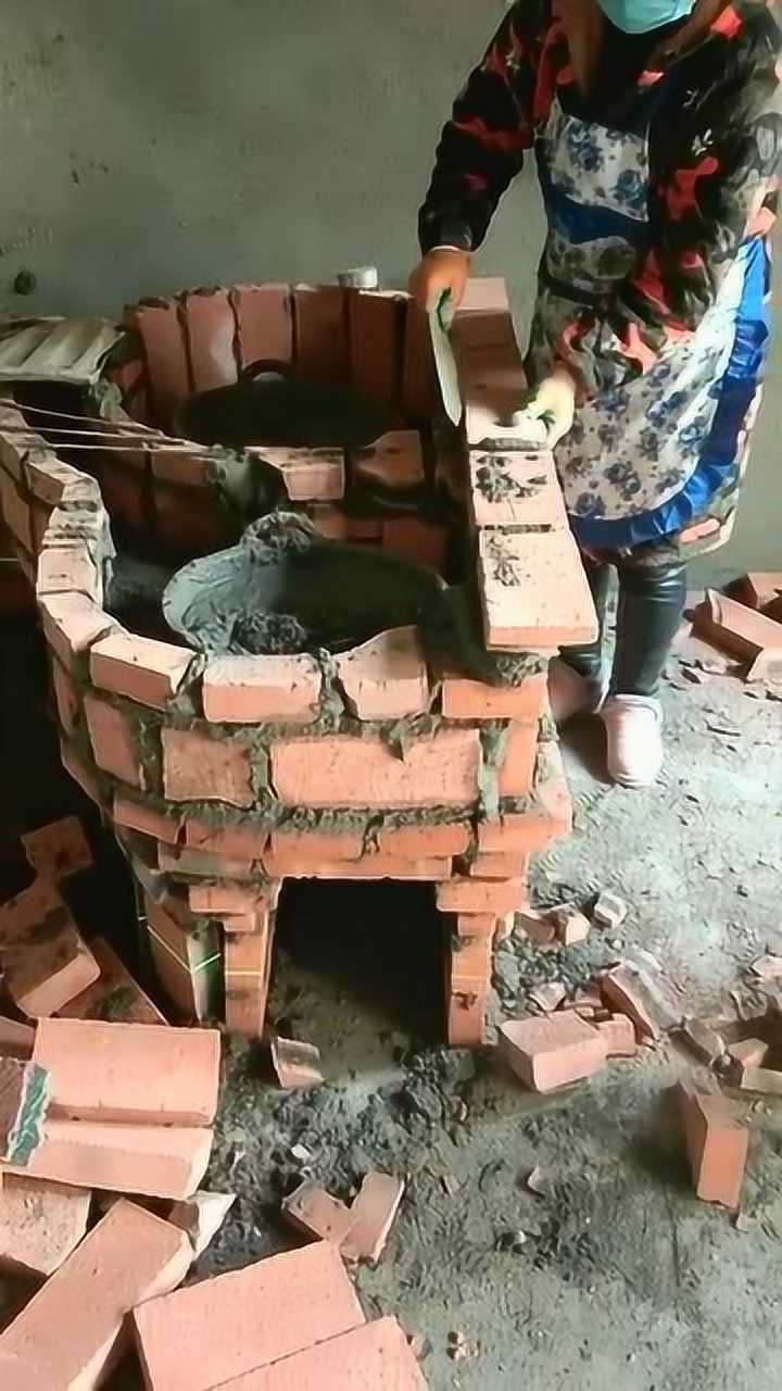 农村柴火灶居然是位女师傅在砌砖厉害了