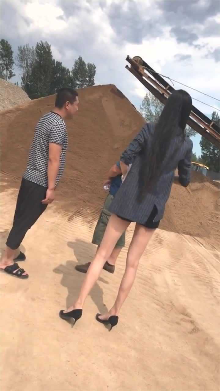 女巨人穿着黑色高跟鞋现身工地我要动心了
