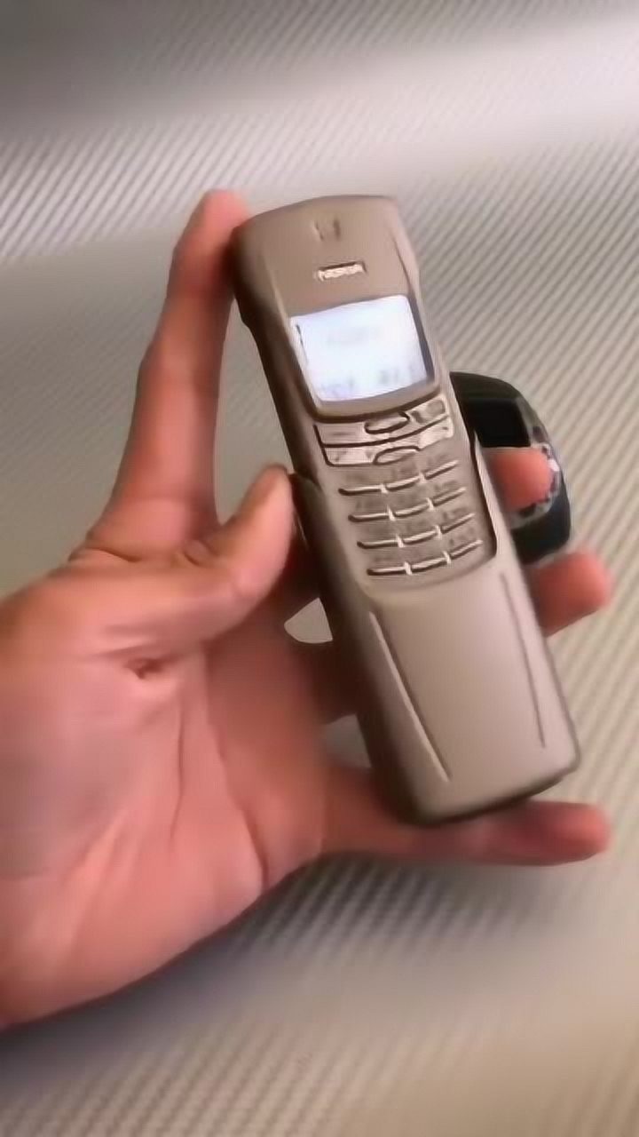 这个是十年前的手机现在打开还能用以前的老物件就是牛啊