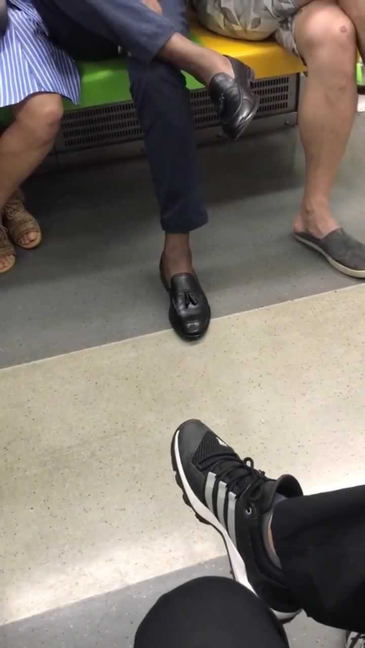 我想问问大叔,这样的黑袜子在哪买的?