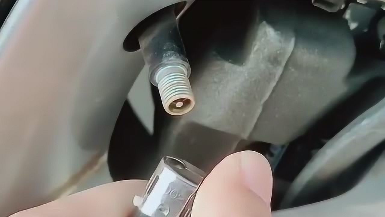 检验气门芯漏不漏气用这个方法网友全球统一都用口水方便好用