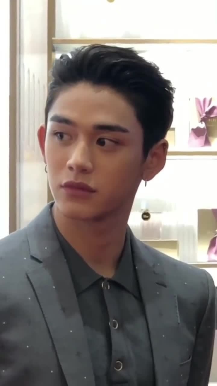 黄旭熙笑起来像太阳的弟弟