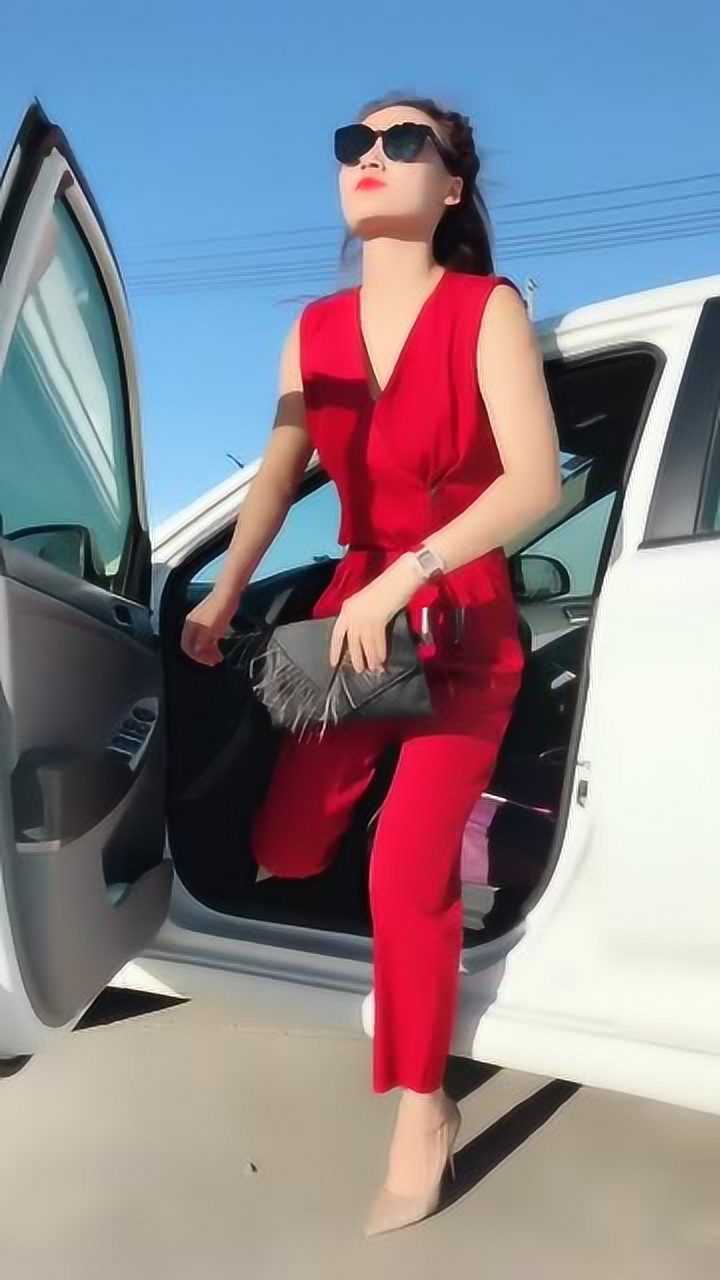 最近这个美女火了红色休闲装搭配高跟鞋在车里下来时酷酷的