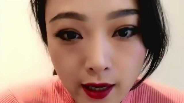 当有人夸美女年轻时,她竟然是这个表情,男人看了都不好意思了!