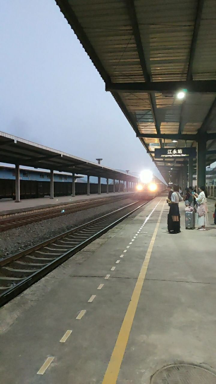 江永火车站白色风车群