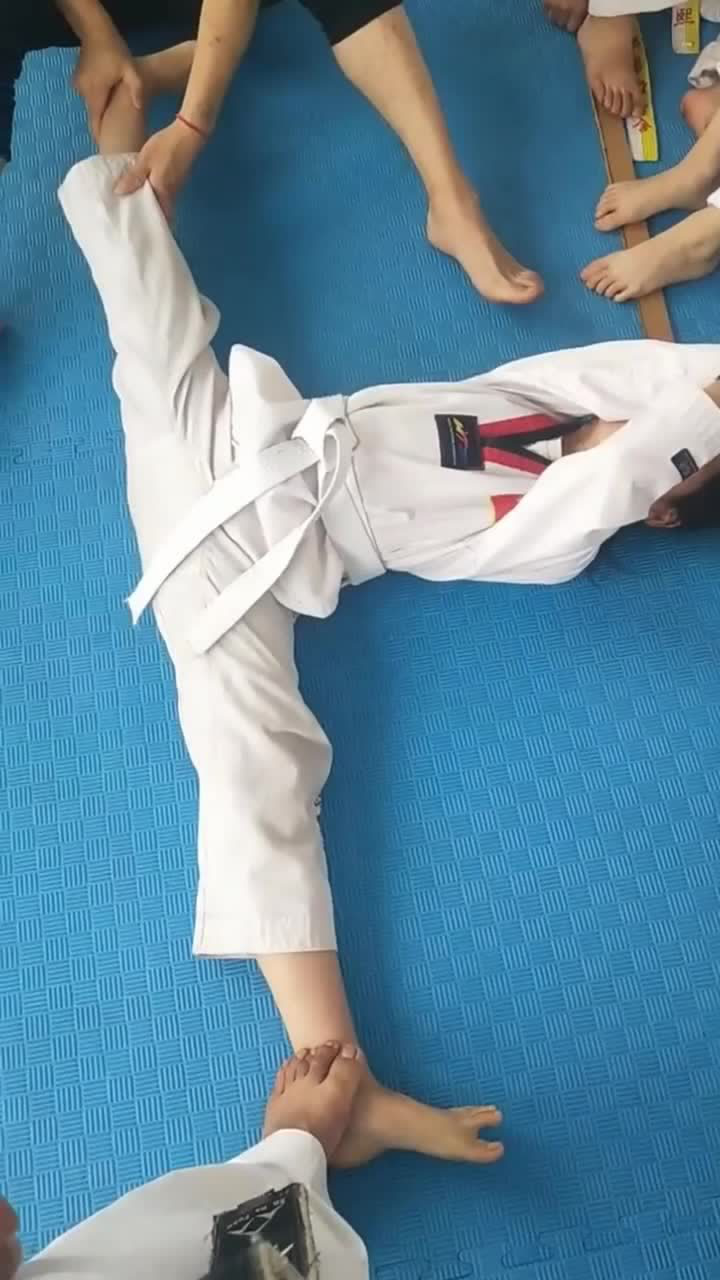 跆拳道学员的日常，压腿拉韧带，最痛苦的项目！_腾讯视频