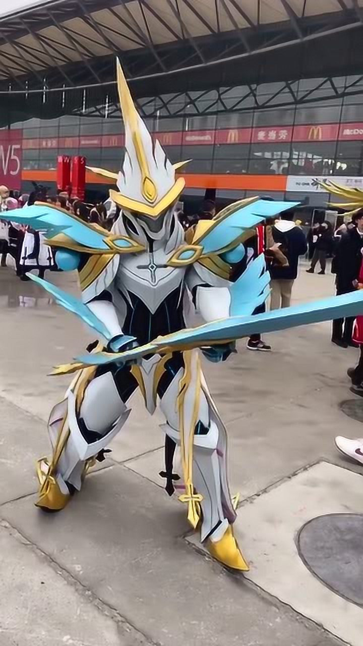 王者荣耀凯变身cos身穿这么沉重的盔甲为参加漫展也是拼了