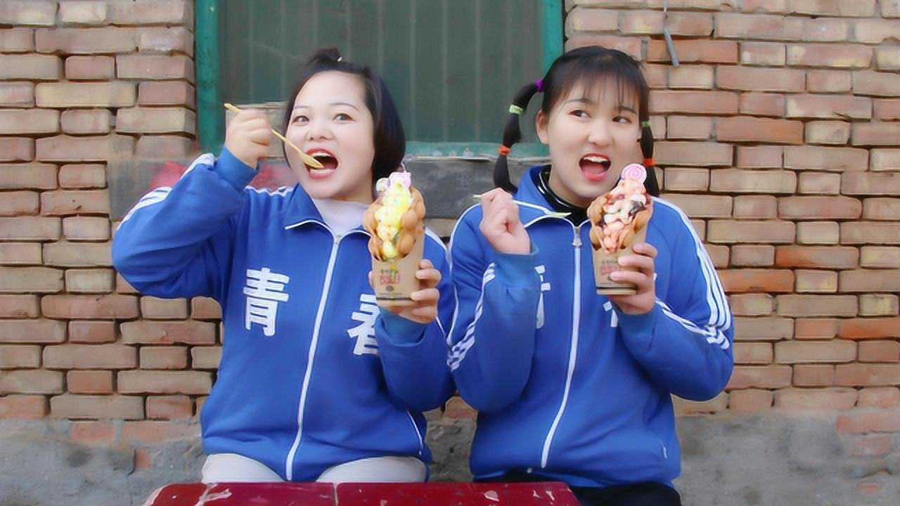 欢欢的童年:妈妈买奶油鸡蛋仔,欢欢和妹妹吃脸上全是奶油!好吃