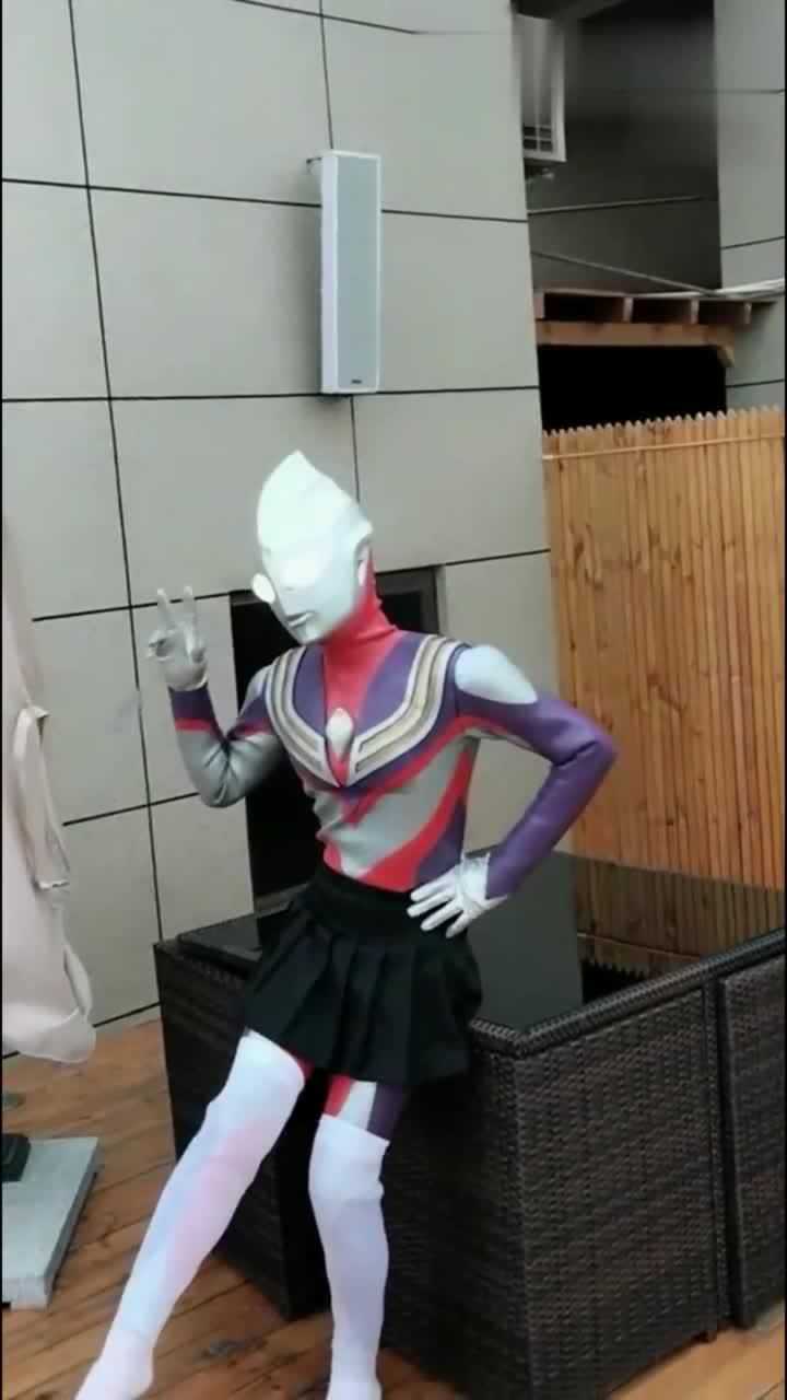 网上这个奥特曼火了穿短裙跳热舞简直毁童年啊哈哈