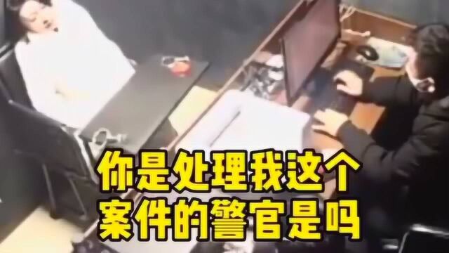 那位不戴口罩,还大闹商场的暴躁女被抓,在派出所里还挺“有戏”