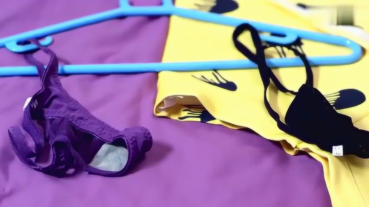 美女正在换衣服，萌妹子不敲门就闯进来_高清