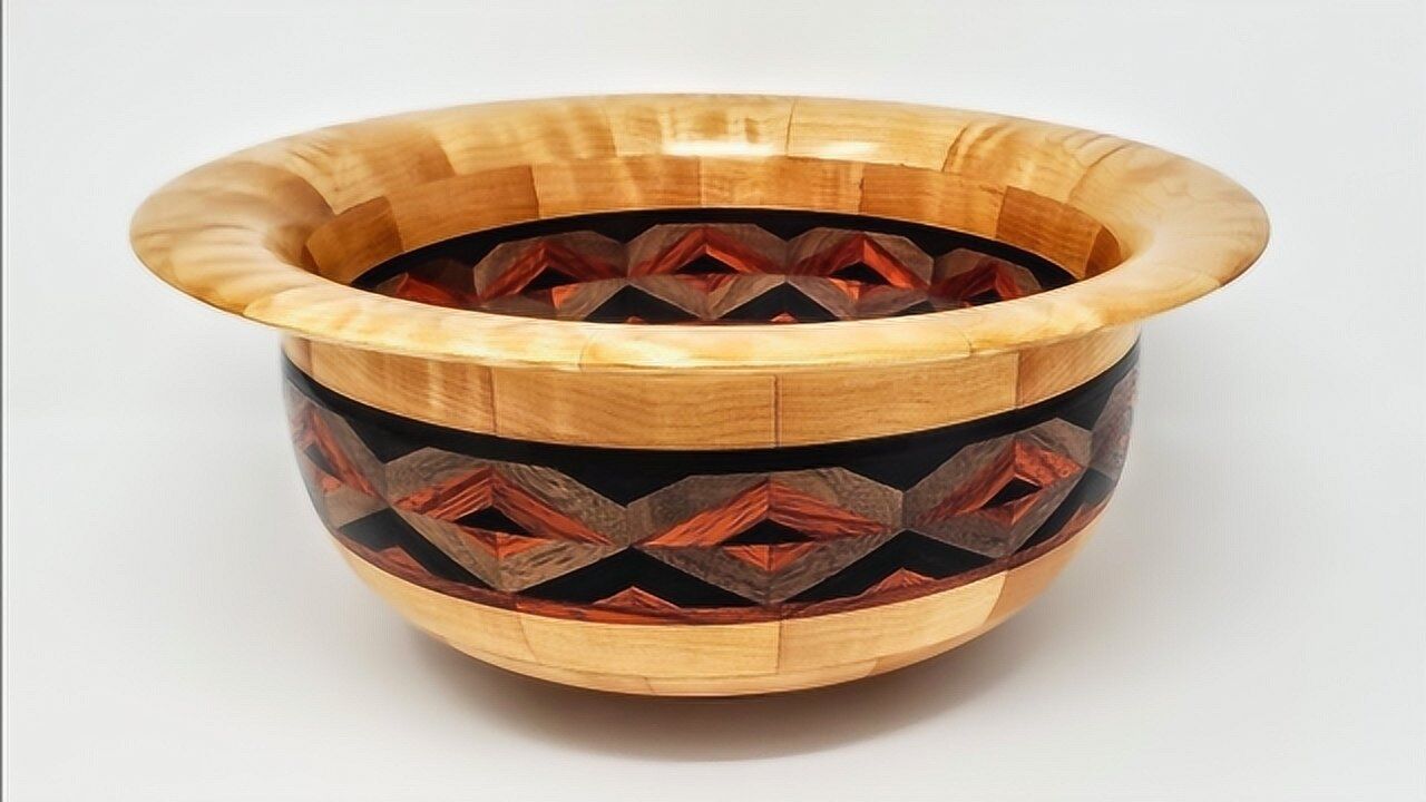 国外达人将不同颜色的木头拼接起来打造出了带有漂亮图案的木碗技术活