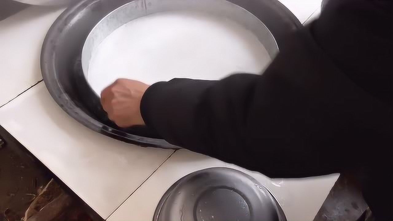 手工凉皮制作全过程从和面到洗面制作吃着真香啊