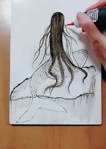 今天画了一个背影女神美人鱼,长发飘飘太美了