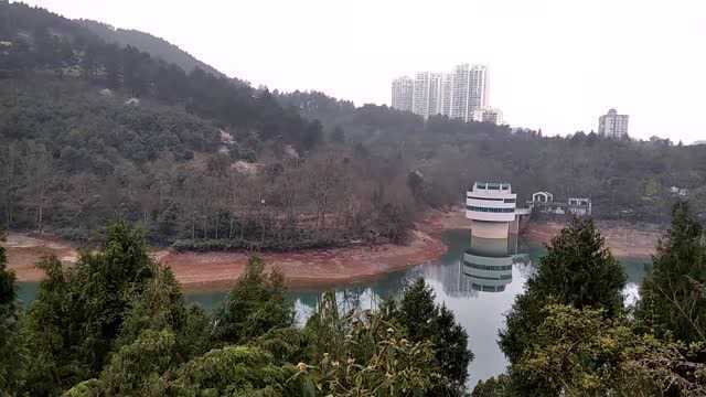 在半山腰看湖景,碧绿的湖水,挺拔的高山上,姹紫嫣红