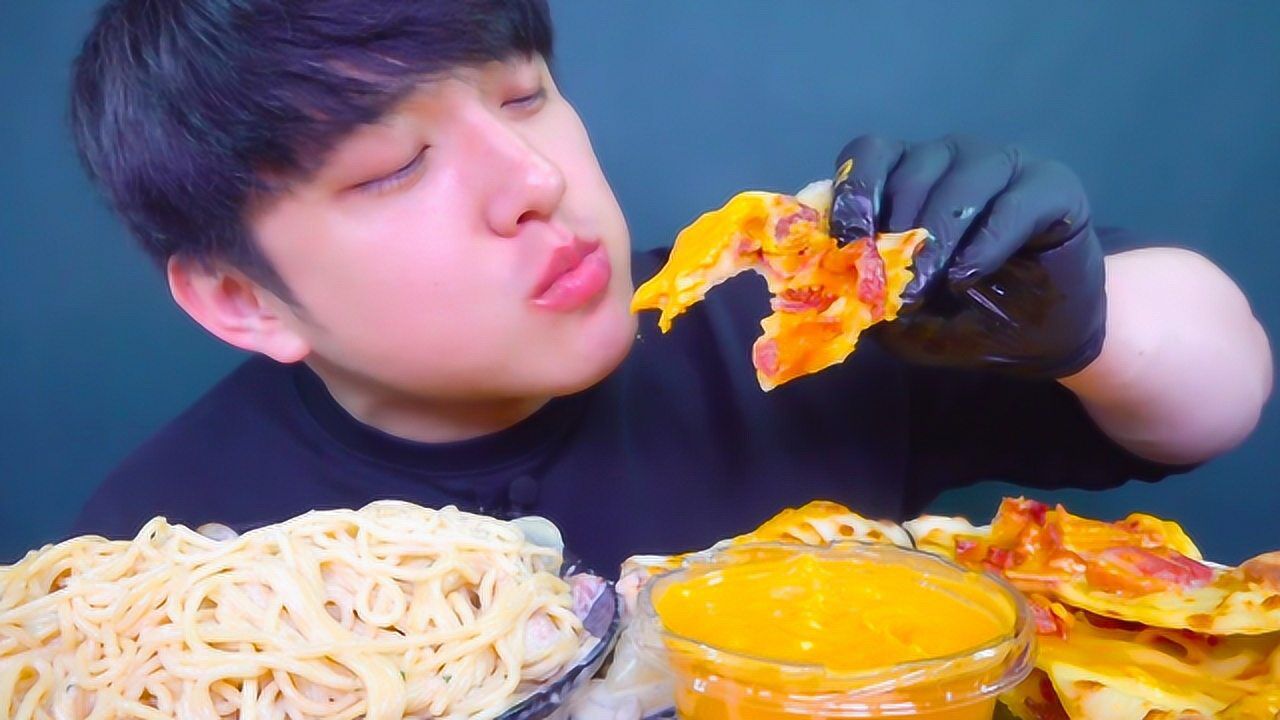 韩国吃播大嘴哥品尝各种美食的合集满足你的视觉享受