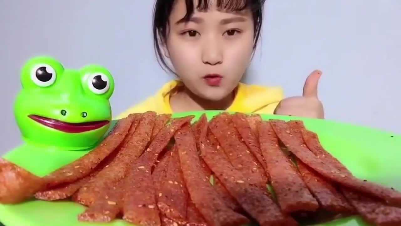吃播美女吃辣条一根一根往嘴里塞网友光听声音就过瘾