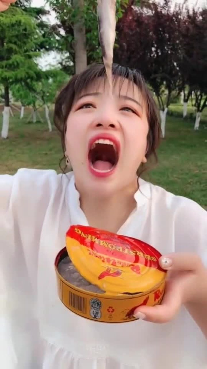 美女挑战鲱鱼罐头一整条直接吃了网友看着都想吐