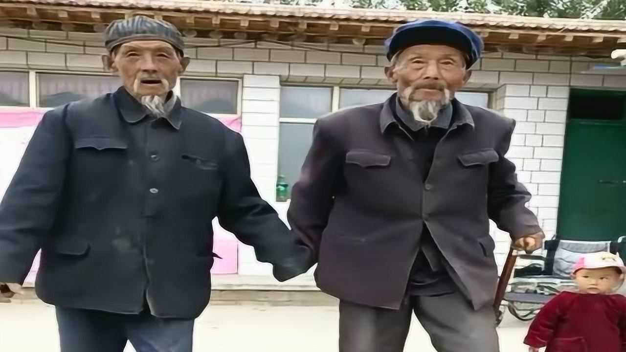 106岁的老人从小玩到老这才是真友谊