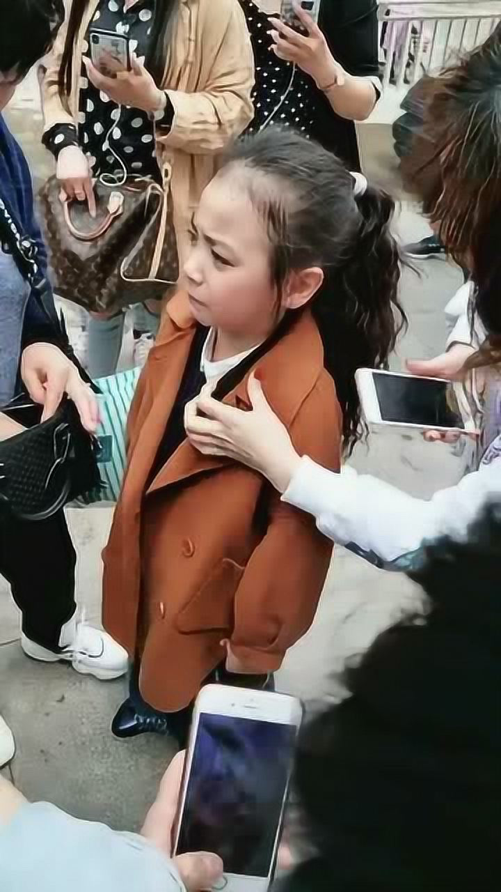 童模焱娃娃下课回家没看到爸爸眼泪一下子就流下来了太让人心疼了