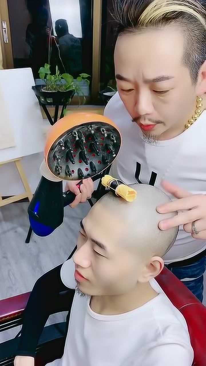 物以稀为贵?仅留头顶一绺头发做发型,心灵手巧出品后果然浓缩都是精华