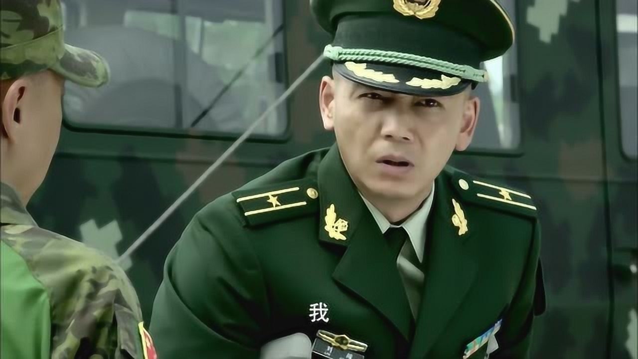 利刃出击刘闯被手雷炸伤驻个拐杖竟还不消停竟在部队基地乱转悠
