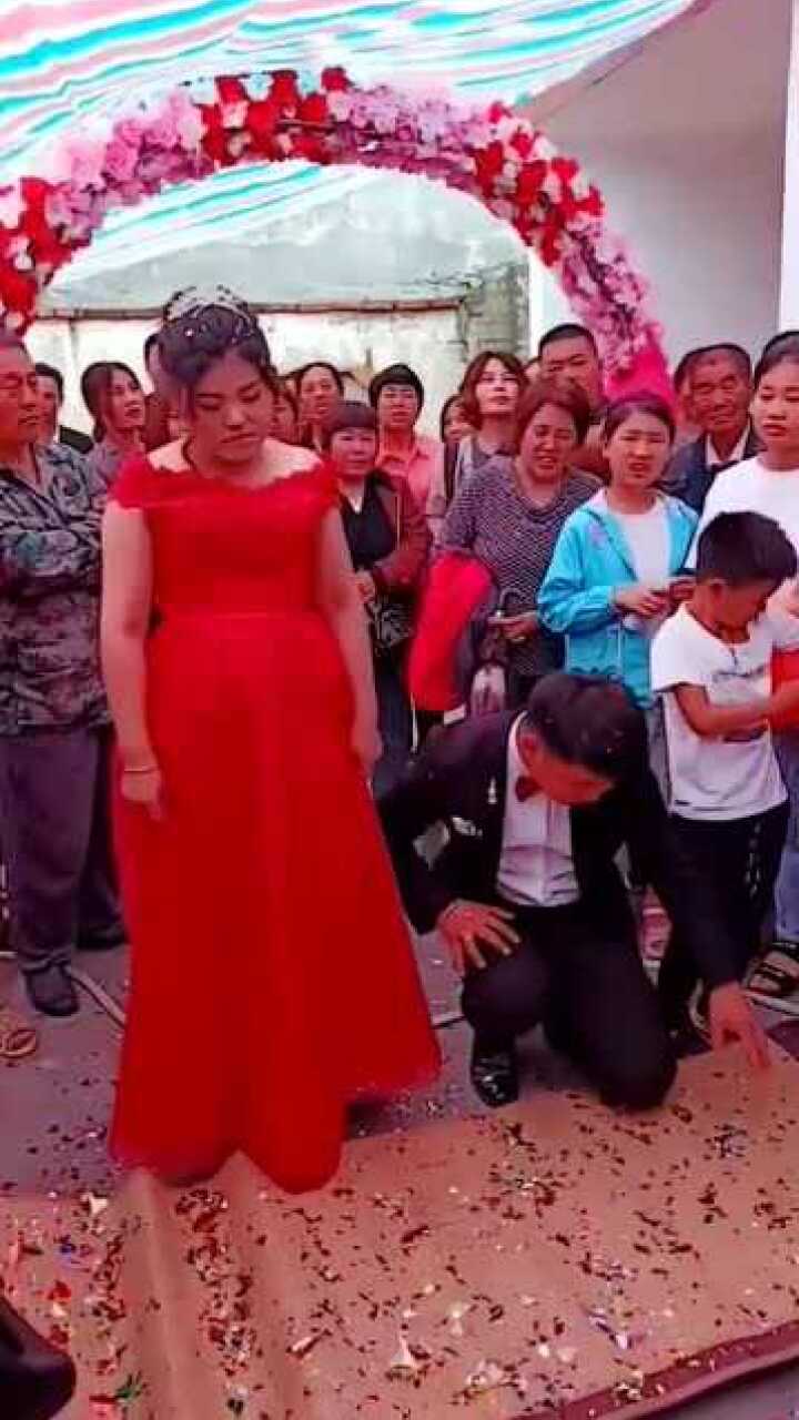 婚礼现场闹得太厉害了新娘都生气了