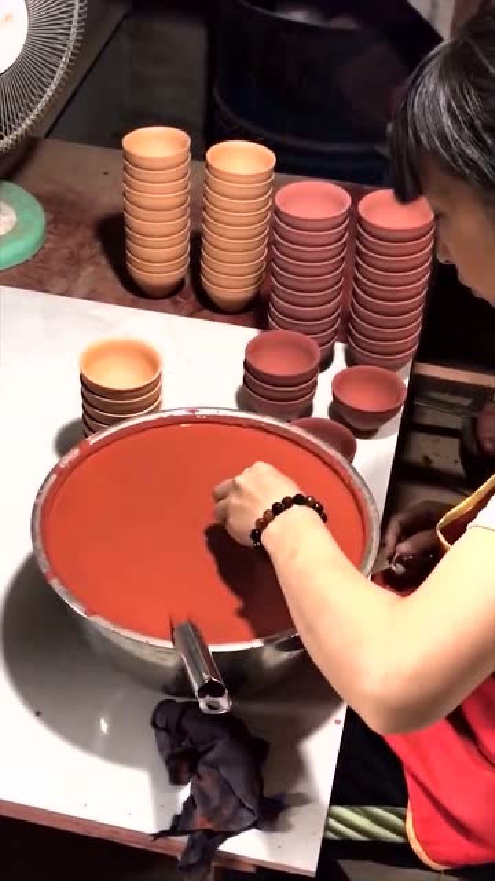 正宗的手艺人,手工捏泥碗,没有30年做不出来!