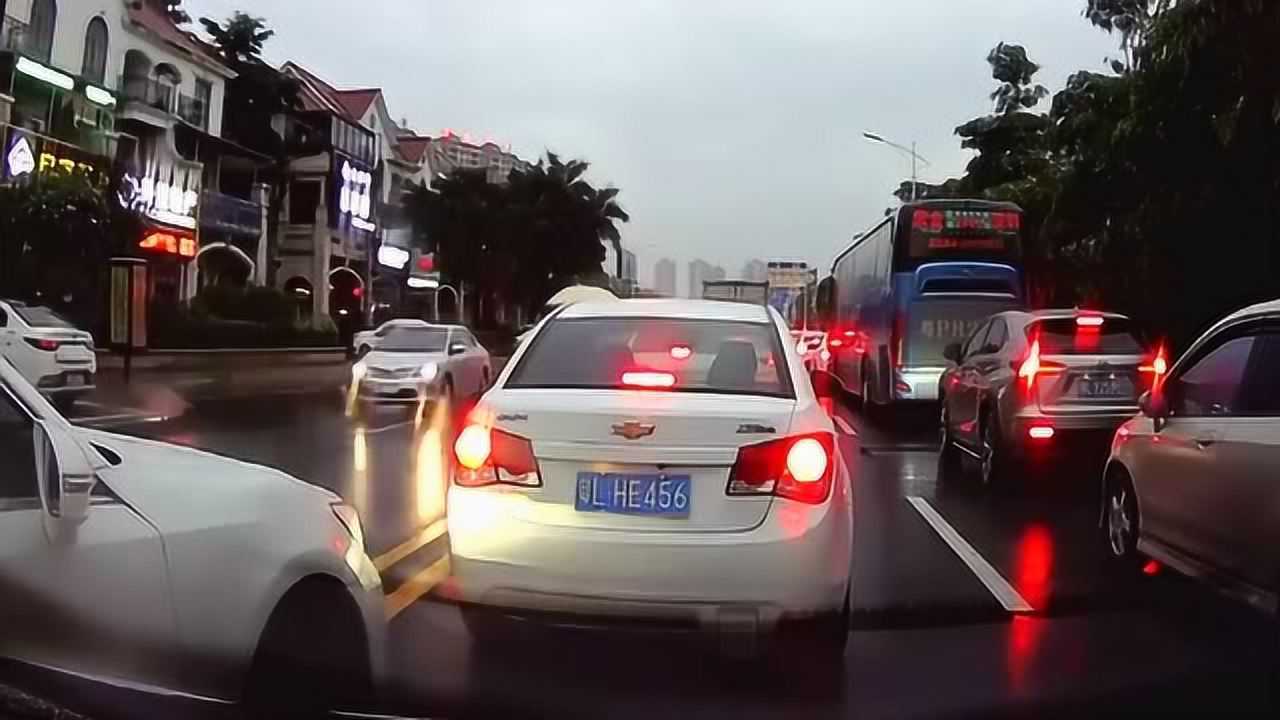 压着双黄线强行变道加塞,老司机的我可不怕你!