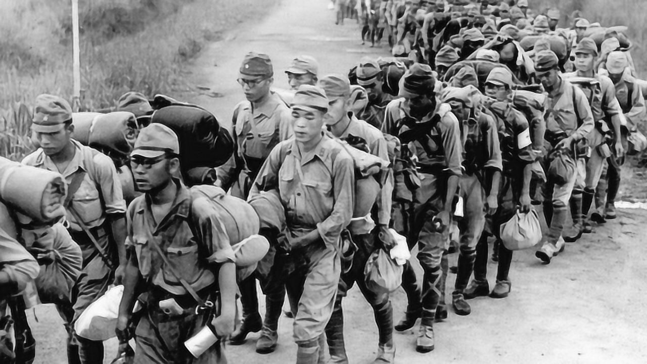 血战瓜岛,日军被打死超过5万人,无数人被脱光衣服成为美军俘虏