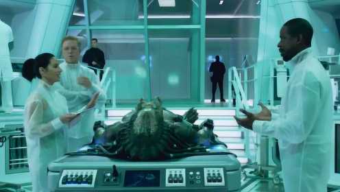 铁血战士-5：博士进到实验室内，与他们一起研究了铁血战士