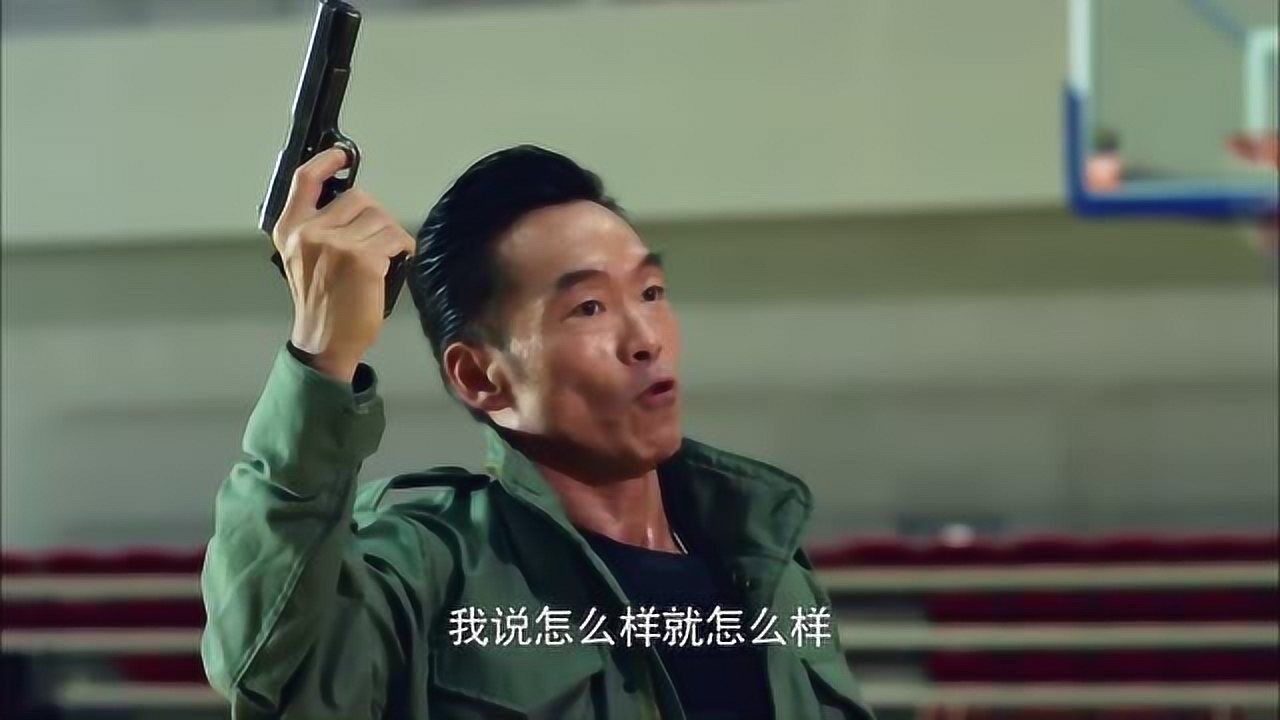 利刃出击魔影带毒藏到体育场连开两枪啦啦队都吓傻了