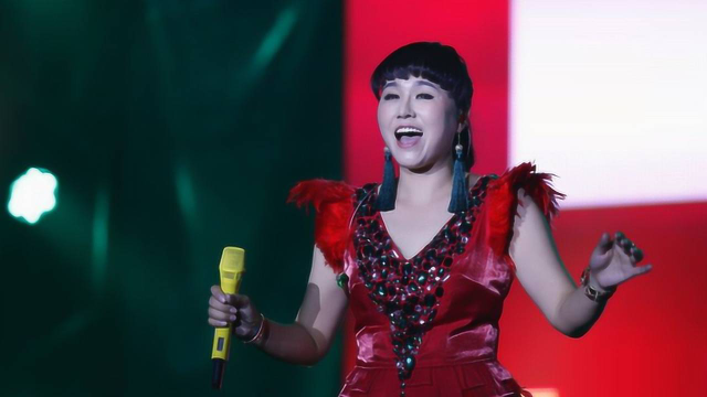 乌兰托娅演唱经典歌曲《套马杆》,好听极了,很有韵味