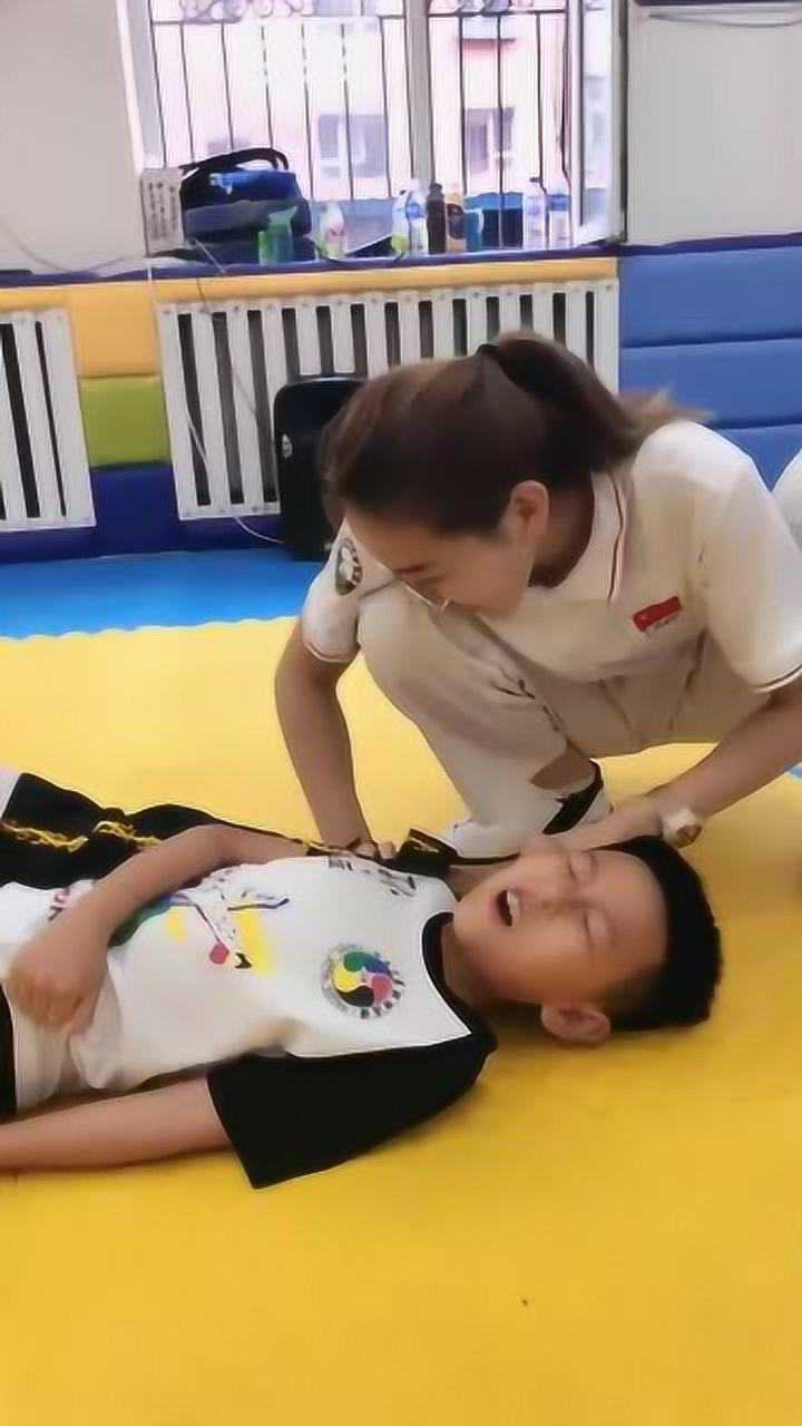 跆拳道女教练给男孩压腿太狠了不料结局亮了