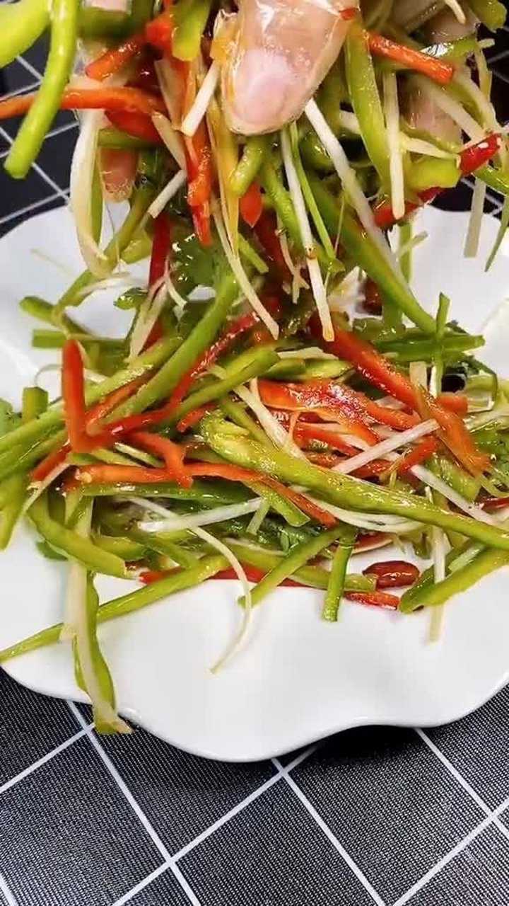 今天用甜椒做一道凉拌小菜,绝对是老爸最爱的下酒菜