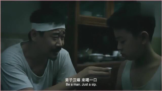 父亲半夜喝酒,吵醒儿子,不料竟逗儿子喝酒