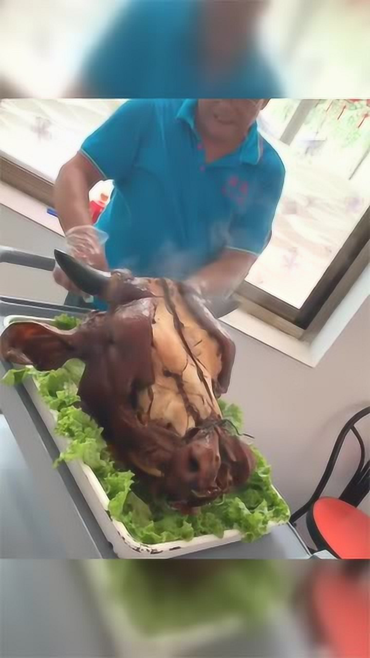 800块钱一个的牛头出锅了,这么大个,够多少人吃呀