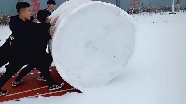 这样推雪球可真爽啊,几个人推一个雪球比人还高,今天年真的很特别啊!