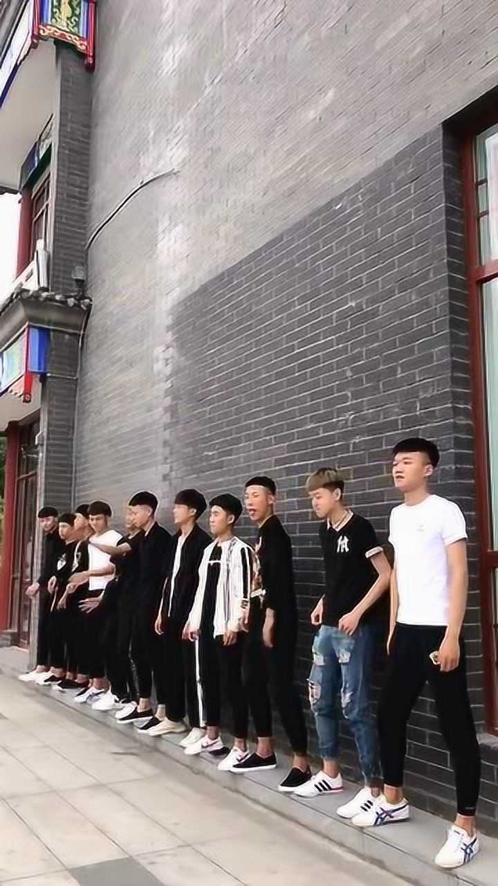 现代精神小伙,以他们的舞姿,有望超越牌牌琦!