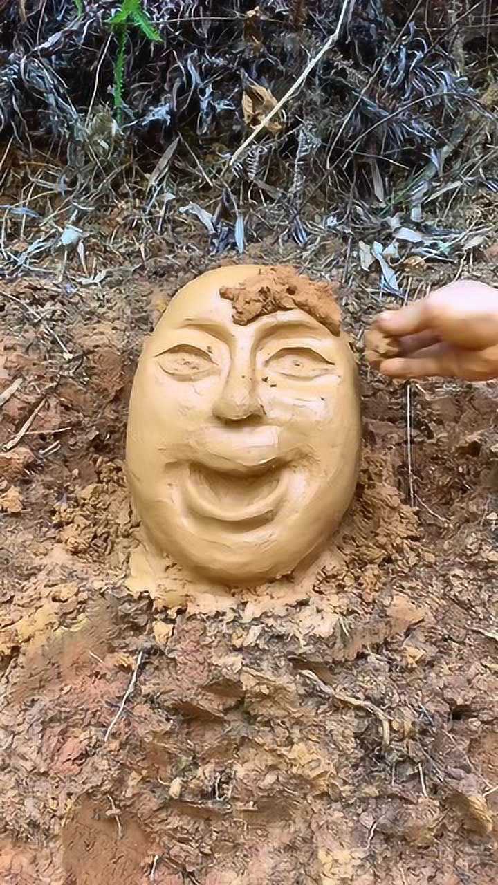 农村手艺人用泥土制作孙悟空头像没想到如此惟妙惟肖真是厉害呀