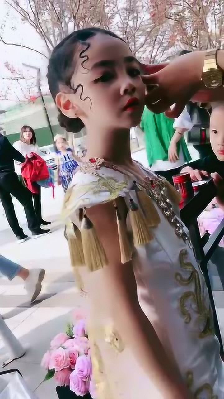 童模焱娃娃太漂亮了看看旁边小孩子的眼神满脸的羡慕吧