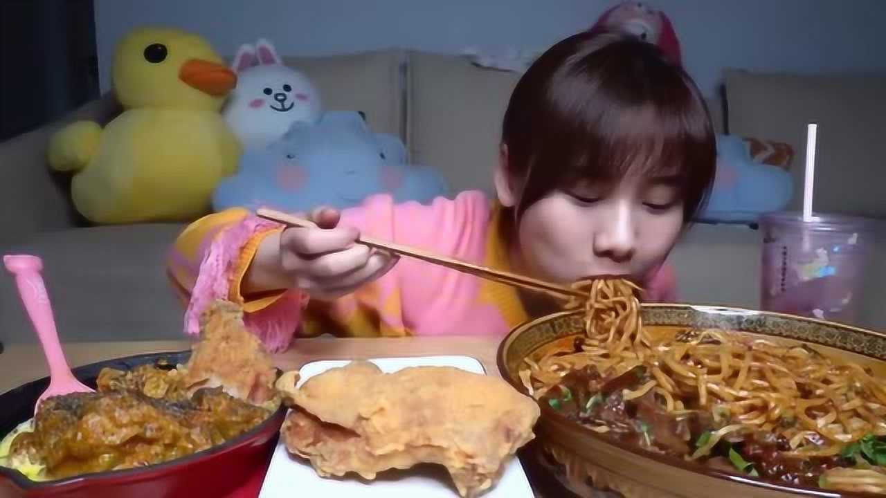 密子君半夜偷吃,牛奶煎南瓜配手枪鸡腿,火锅面能吃不长肉真羡慕