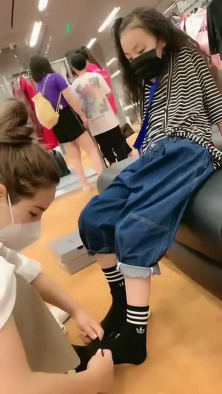 童模焱娃娃买鞋子妈妈亲自帮她穿鞋果然是被宠着长大的
