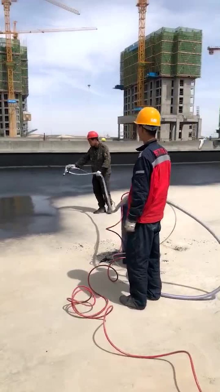 水性聚氨酯防水涂料喷涂施工中