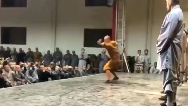 少林武僧现场演示八极拳,拳法招式犀利,一看就是能打的真功夫!