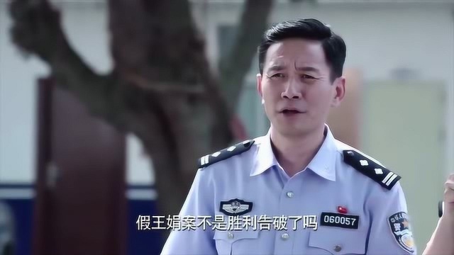 派出所警员拍合照,却只有警犬华哨戴大红花,面子不小