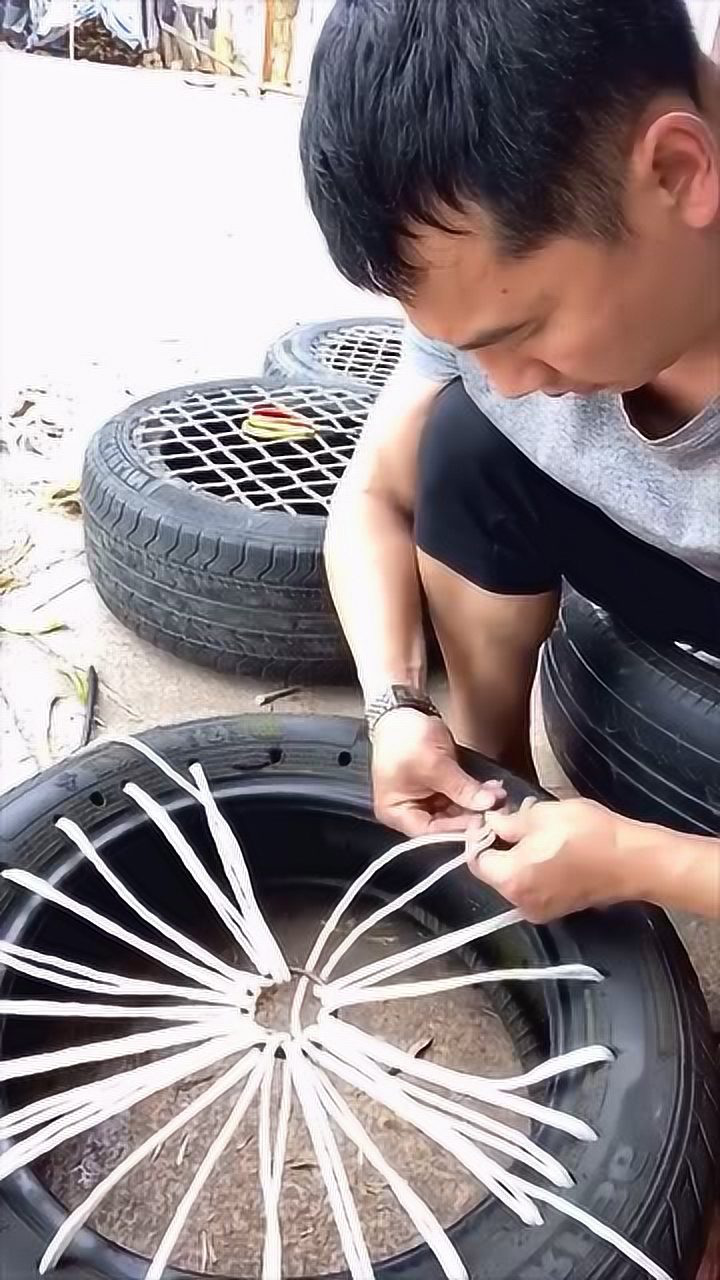 村里最有创意的人,废旧的轮胎用绳子一缠就做成了凳子,民间出高手!
